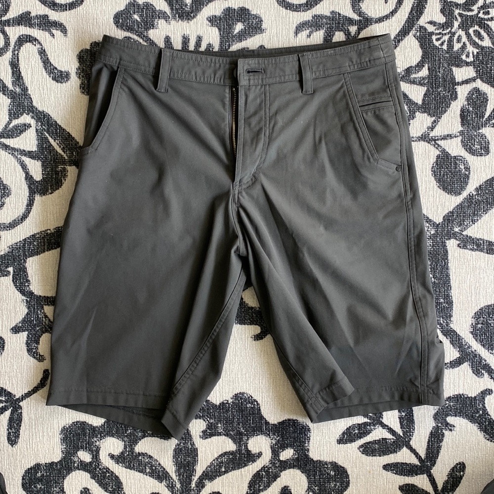 LULULEMON Men's Kahuna Dark Gray Shorts Pockets Golf Casual Sz 32 EUC 11 inseam